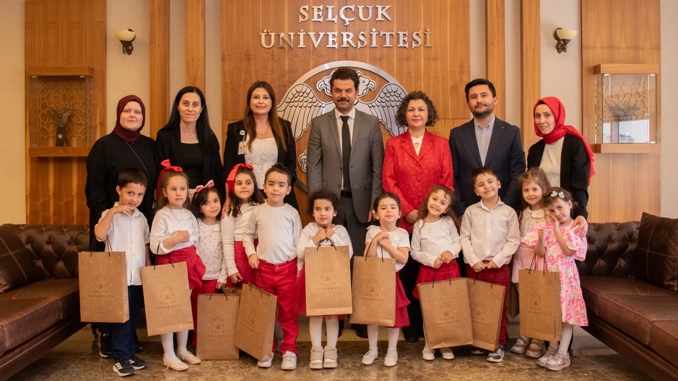 Rektör Yılmaz, makamını çocuklara devretti